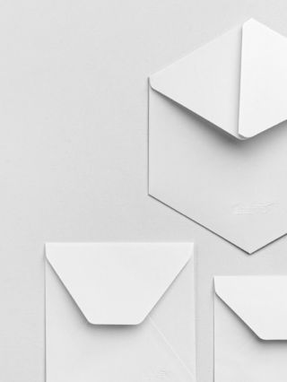 Čistý list. —— Obálky, diáře a sešity v barvě roku 2026. Bílé a sivé se krásně párují s Pantone barvou roku 2026 – Cloud...