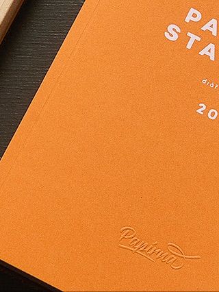 A přesto nepoužíváme plasty, převlečené za vegan kůži nebo eko řešení. Start i konec materiálů matters a proto v Papírně...