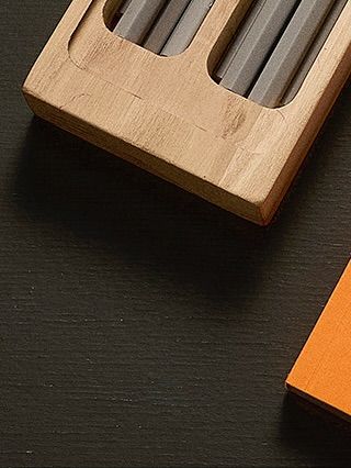 Vyrábíme tužky, penálky a vytváříme krásné spolupráce - lokálně a s ohledem na okolí. Tak jako každá tužka je vyrobena z...