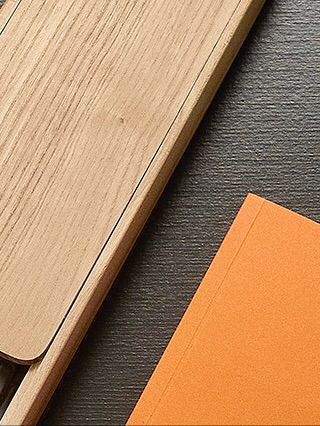 Perfektní párování. V barvách 2026 i těch před nimi. —— Obnovili jsme výrobu precizních dřevěných penálků na 10-12 tužek....