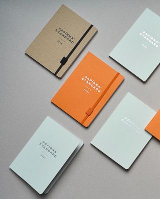 Je to tu. Nové diáře Papírna v odstínu sivé se krásně párují s Pantone barvou roku 2026 – Cloud Dancer, jemnou bílou...
