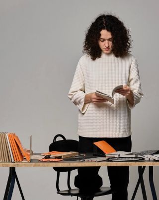 S novou barvou roku 2026 Pantone 11-4201 se můžete potkat i na nových diářích Papírny pro celý váš rok. Vybrat si...